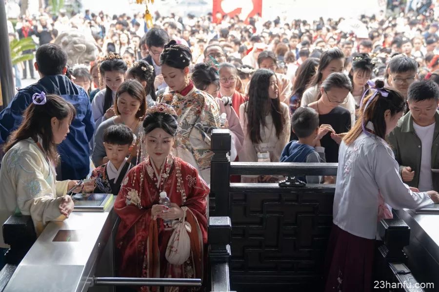 在中国街头，有几百万人穿汉服