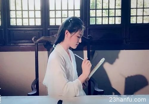 她来到苏州后，穿了十年的汉服，活成了小仙女