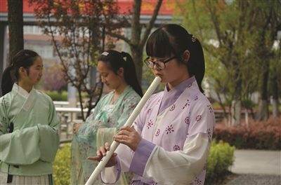 中学生穿汉服共度“花朝节”