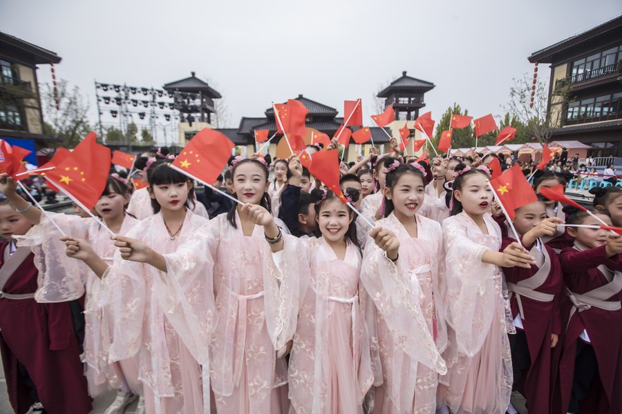 外地游人穿汉服祭拜彭祖